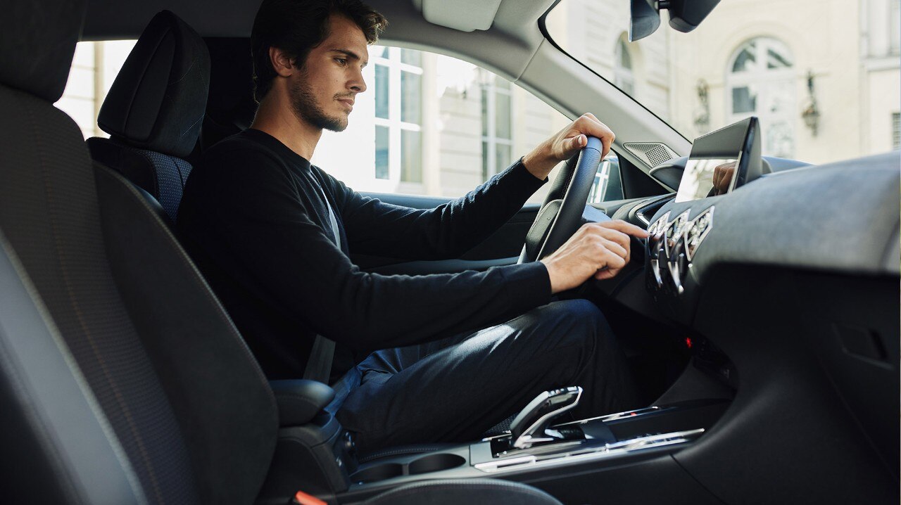 Novi DS 3 E-Tense - priključak za punjenje