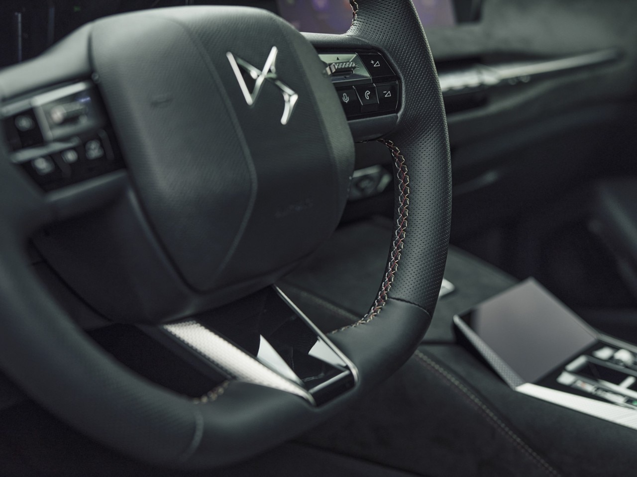 DS 4 Performance Line - volan od karbonskih vlakna